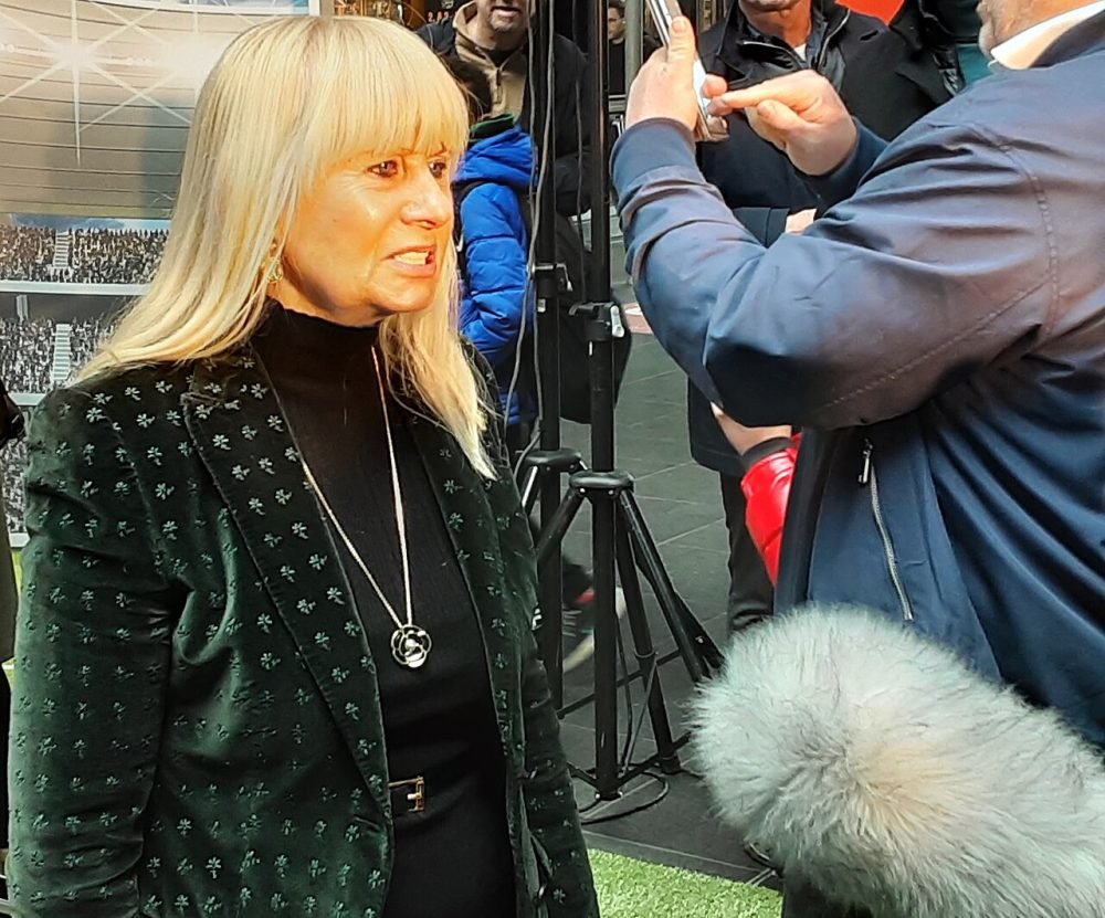 Iris Spranger bei der UEFA EURO 2024 Trophy Tour in Berlin (S+U-Bahnho